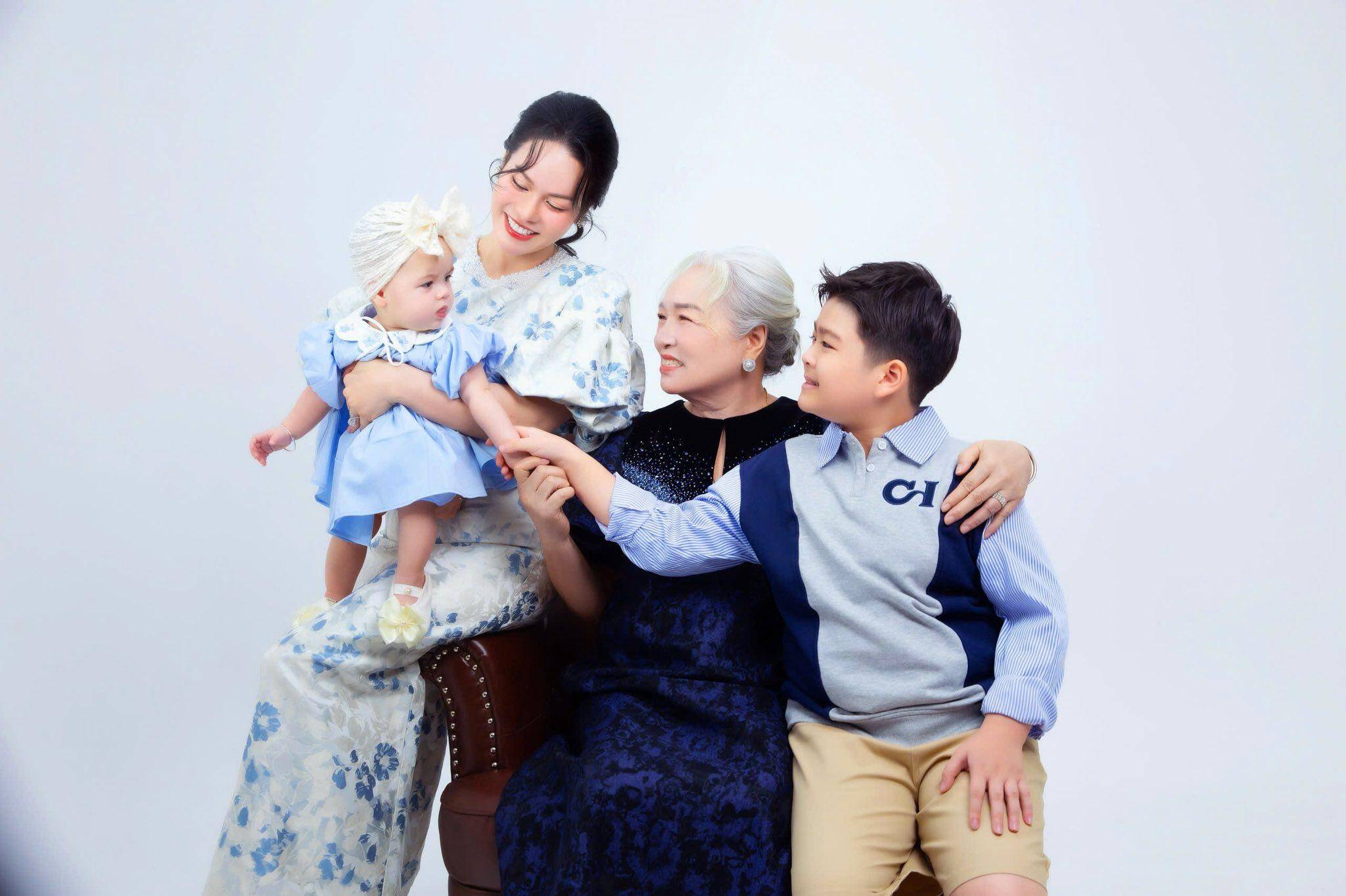 Nhật Kim Anh làm mẹ đơn thân, hạnh phúc có 2 con ngoan ngoãn.