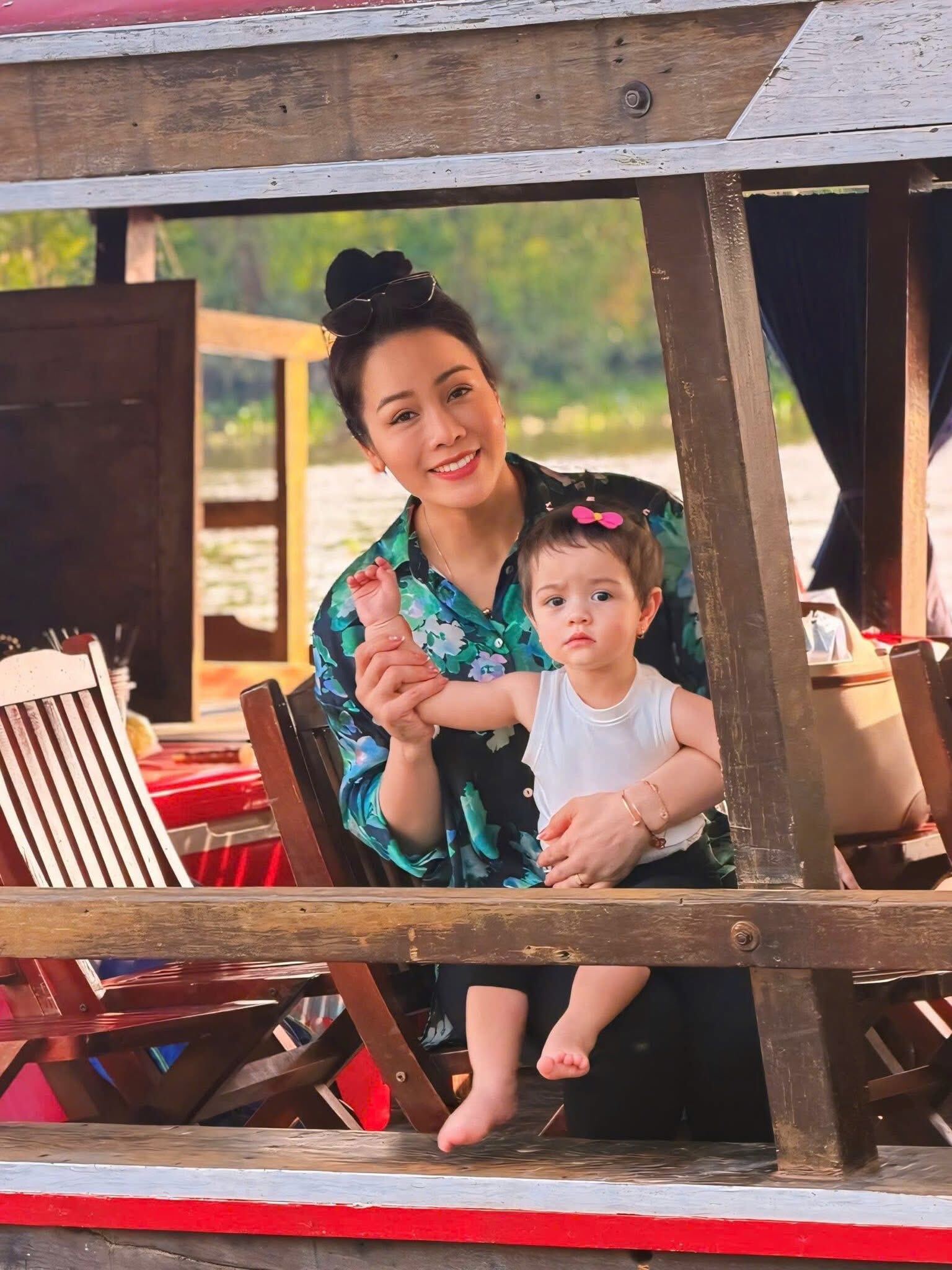 Bé Julia được mẹ cho tham gia nhiều hoạt động ngoại trời, có tính cách dạn dĩ.