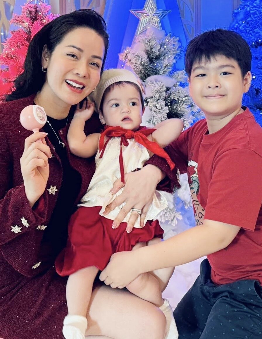 Cu Tin rất yêu thương, chiều chuộng em gái Julia.