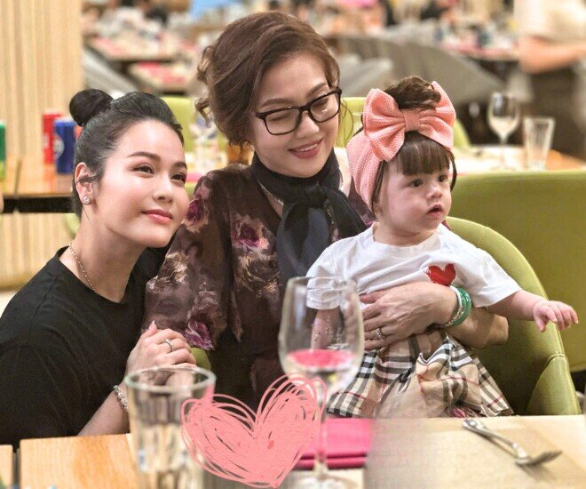 Mẹ chồng cũ của Nhật Kim Anh yêu thương bé Julia.