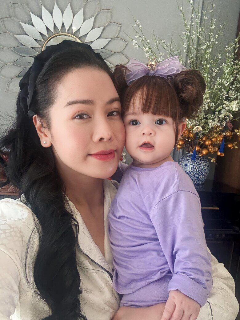Con gái Nhật Kim Anh xinh xắn như búp bê.