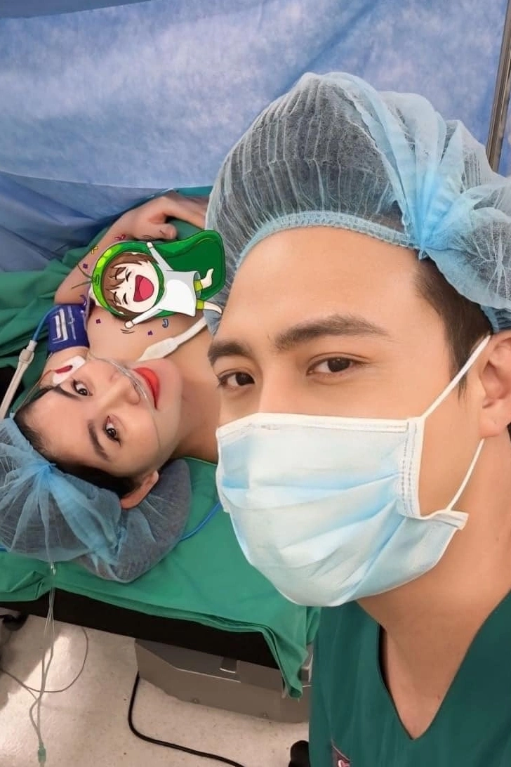 Thanh Duy đồng hành cùng vợ trong quá trình sinh nở.