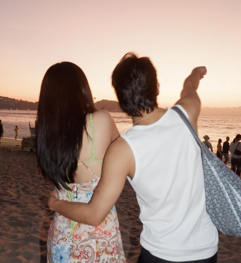 Cặp đôi cùng nhau đi du lịch, có những khoảnh khắc tình tứ.