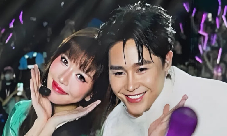 Cặp đôi liên tục có những khoảnh khắc tình cảm.