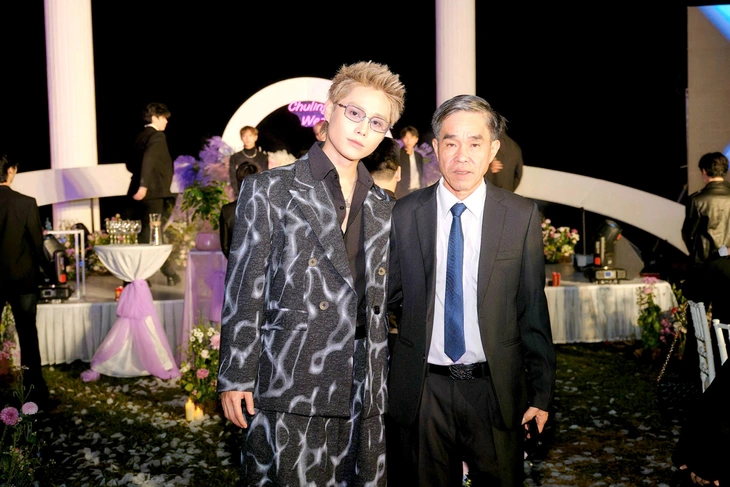 Tăng Duy Tân chụp ảnh cùng bố ruột.