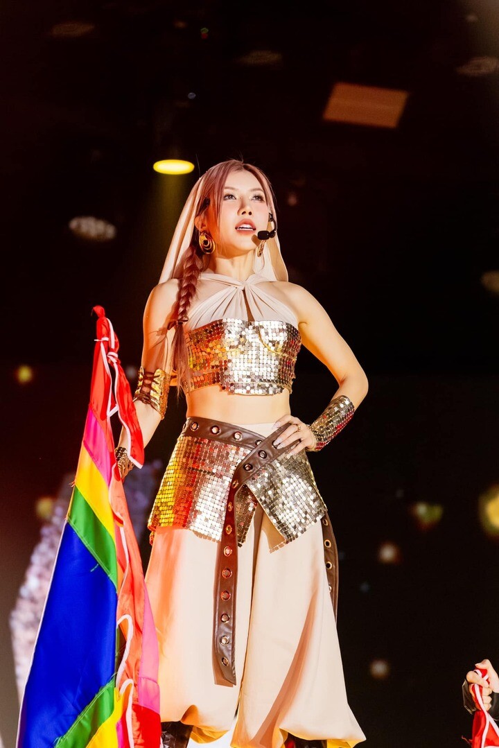 Trang Pháp bùng nổ sức hút trên sân khấu, sở hữu nhiều tài lẻ.