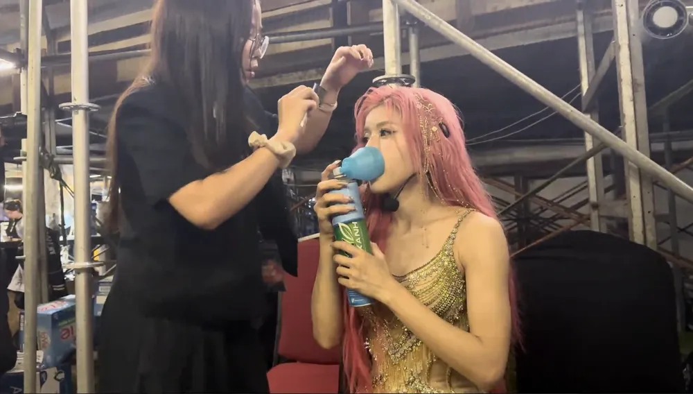 Trang Pháp gặp vấn đề về sức khỏe sau những màn trình diễn trên sân khấu.