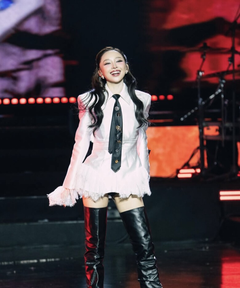 Tóc Tiên liên tục bùng nổ trên mạng xã hội bởi tài năng trình diễn đỉnh cao.