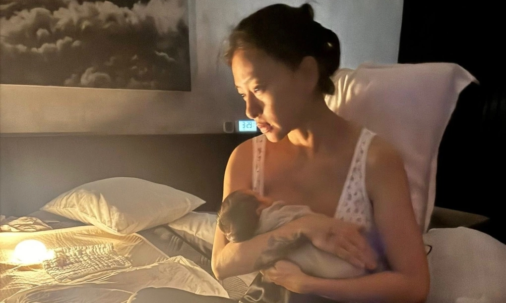 Ngô Thanh Vân thức đêm để chăm con.