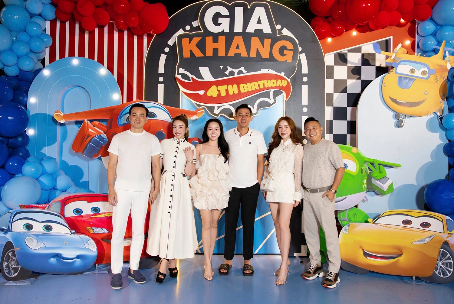 Bảo Thy (bên phải) rất thân thiết với vợ chồng Chi Bảo, thường có mặt trong các buổi tiệc gia đình.