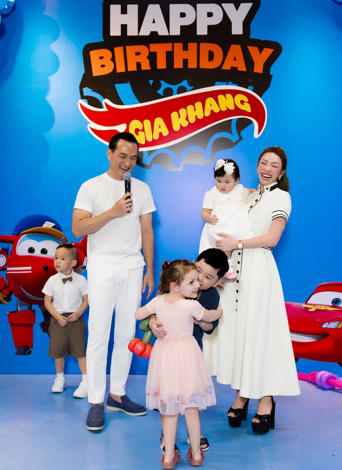 Vợ chồng Chi Bảo - Lý Thùy Chang bật cười trước hành động của con trai.