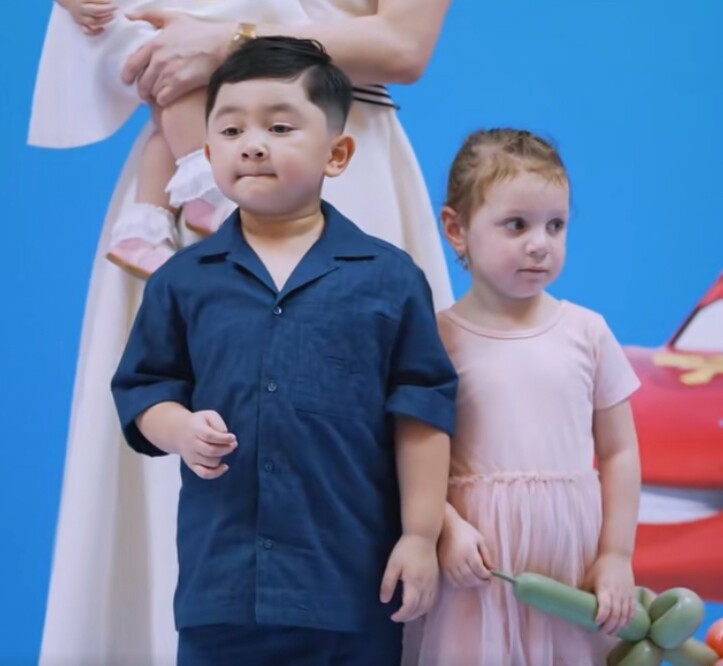 Gia Khang luôn xuất hiện bên bạn gái Tây xinh xắn như búp bê.