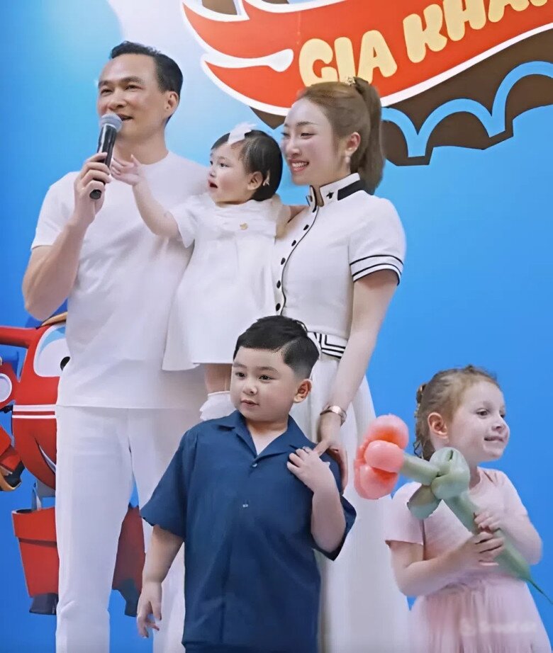 Gia Khang rất nghe lời bạn dù trước đó không muốn tổ chức sinh nhật ở nhà hàng.