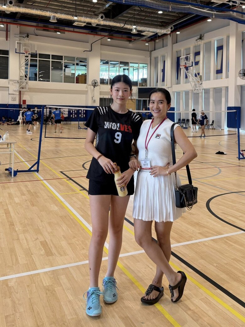 Cô nàng 17 tuổi cao 1m76, sở hữu đôi chân thẳng tắp.