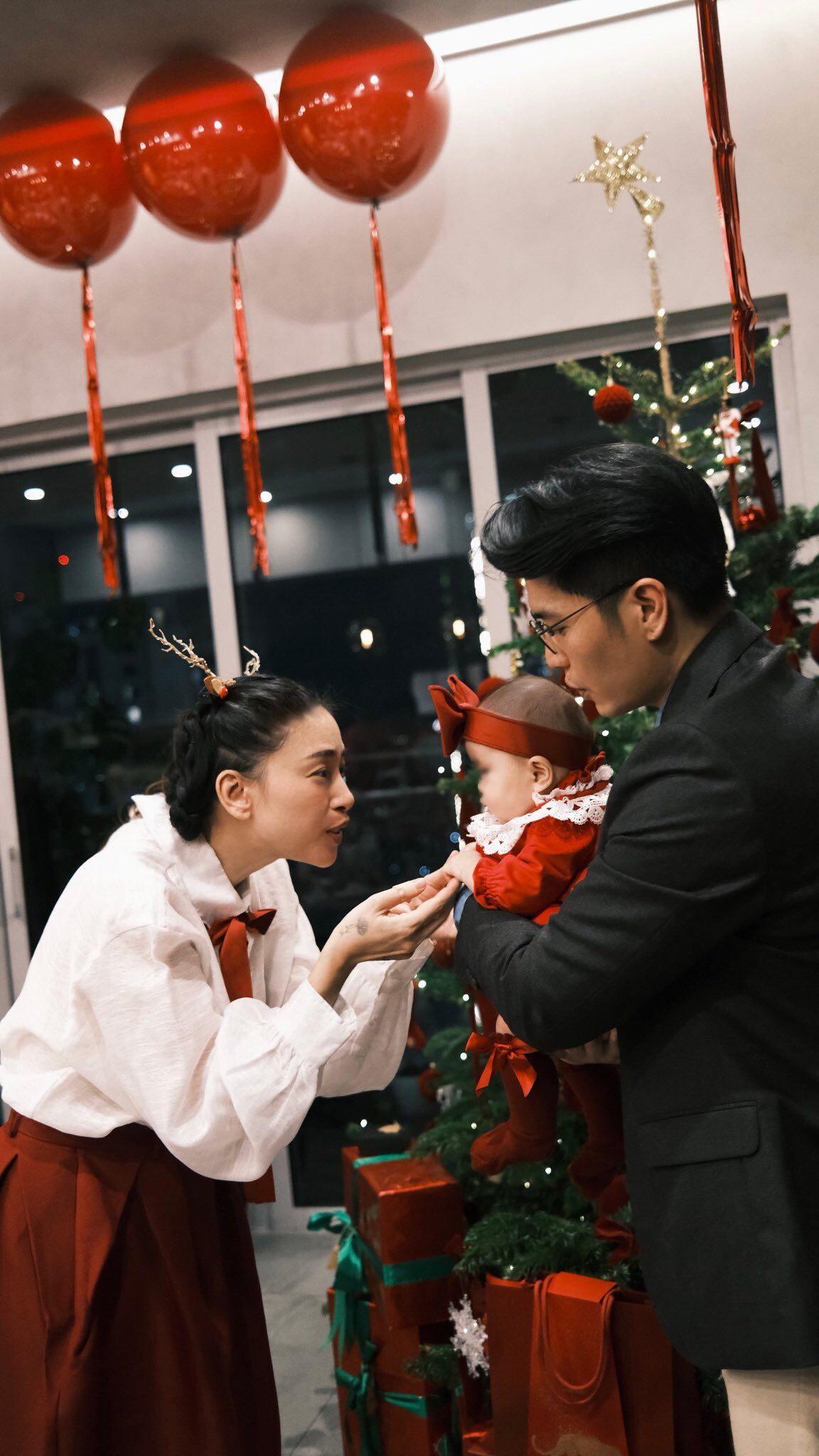 Ngô Thanh Vân và Huy Trần cưng chiều ái nữ hết mực.