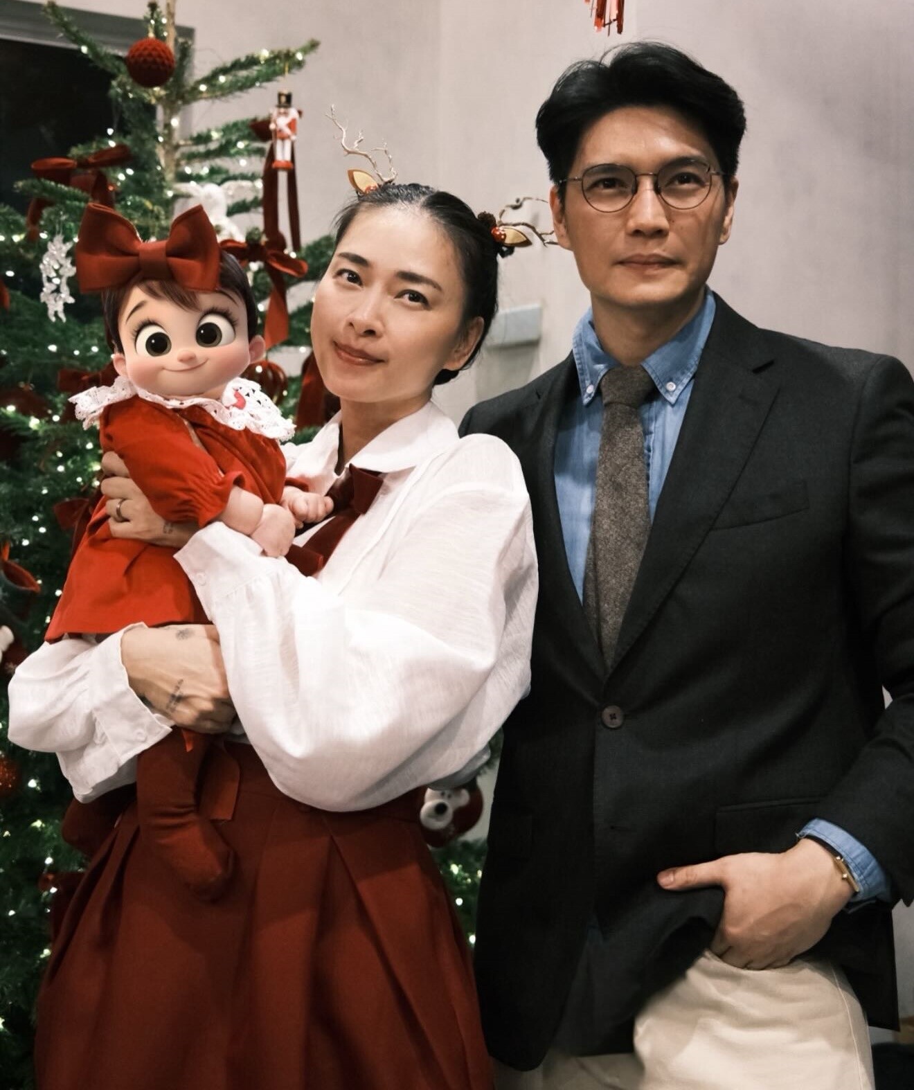 Nữ đạo diễn chọn đồ cho con gái sao cho đồng điệu với bố mẹ.