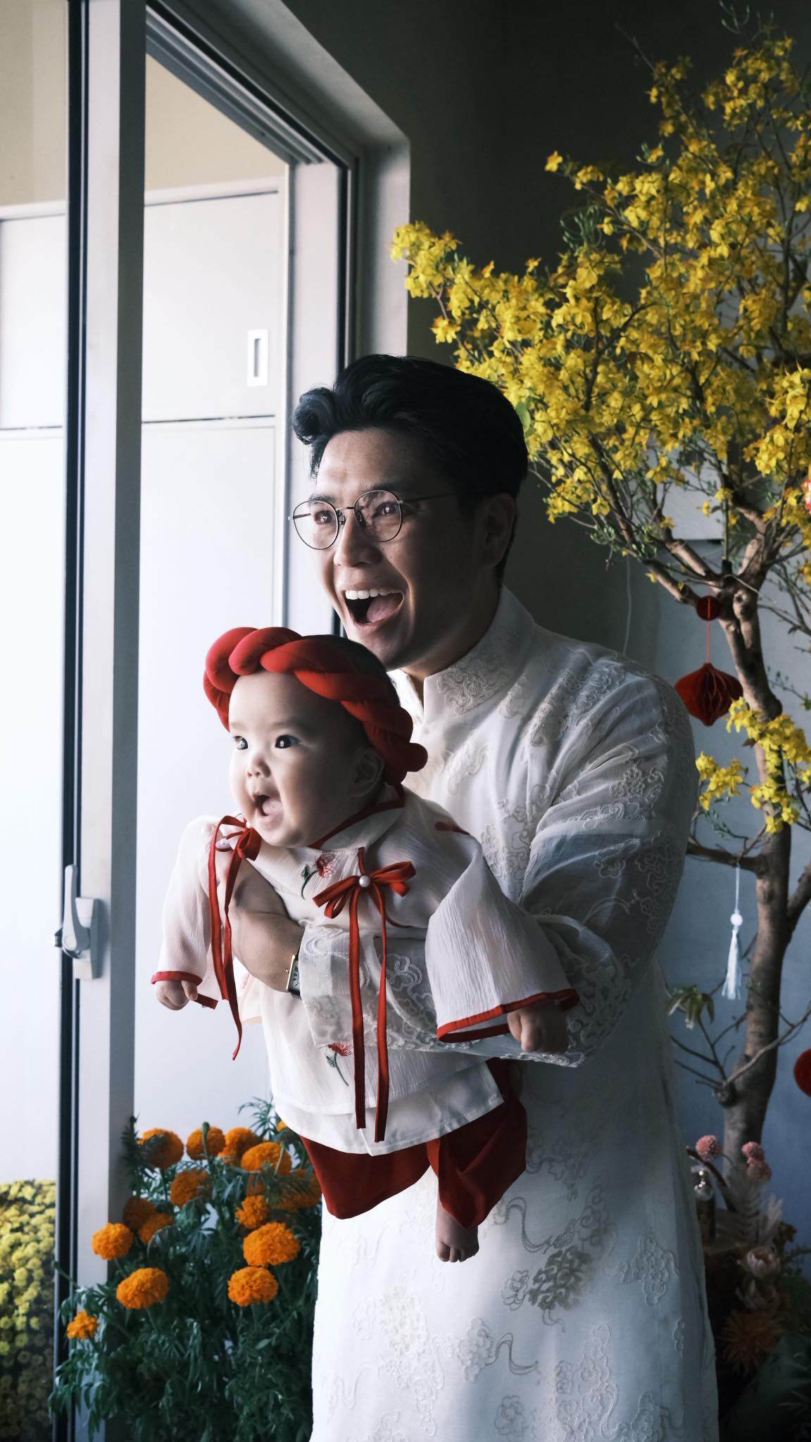 Cô bé Gạo sở hữu má bánh bao, đôi mắt to tròn.