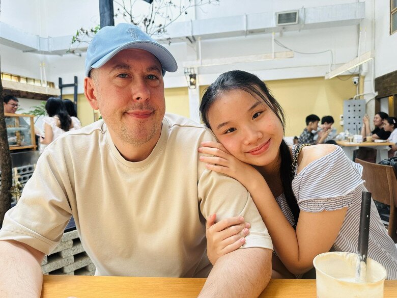 Cô nàng gần gũi thường làm nũng với bố dượng.