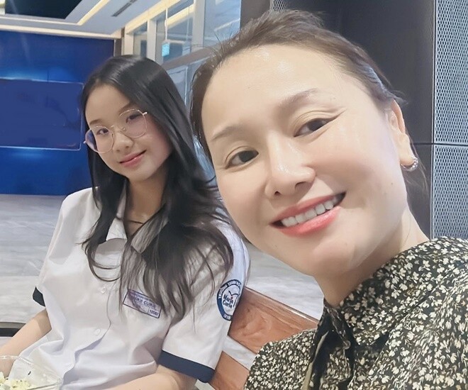 Thu Phượng thường xuyên nấu cơm chiều mang đến trường cho ái nữ.