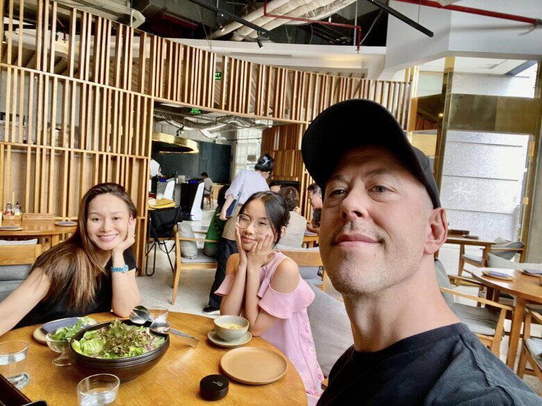 Yvain De Bake đối xử với con riêng của vợ như ruột thịt.