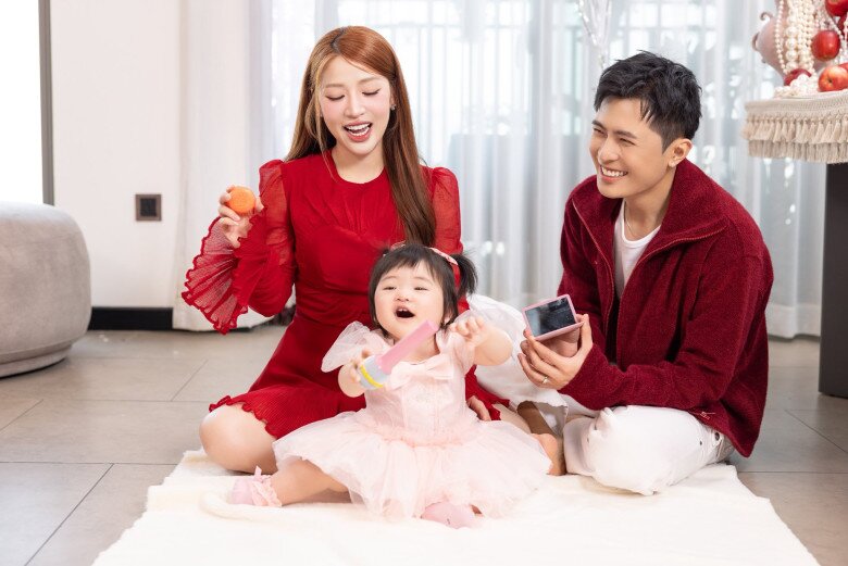 Tiểu công chúa của Puka - Gin Tuấn Kiệt chọn chiếc mic trong buổi tiệc thôi nôi.