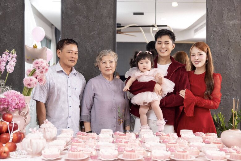 Puka gửi lời cám ơn bà ngoại đã giúp cô chuẩn bị mâm lễ.