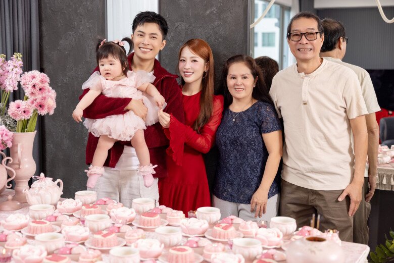 Cô bé Anya chụp ảnh với ông bà nội.