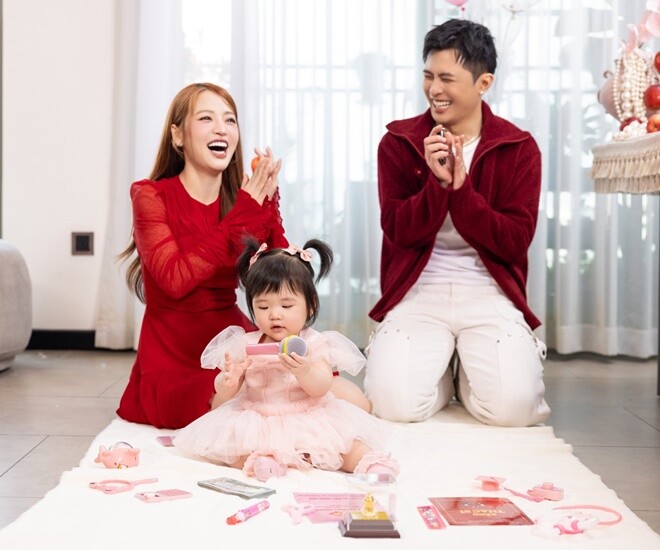 Vợ chồng Puka - Gin Tuấn Kiệt hạnh phúc khi có người nối nghiệp.