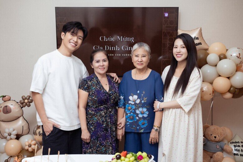 Puka được 2 bà nội, ngoại kề cận lúc sinh nở.