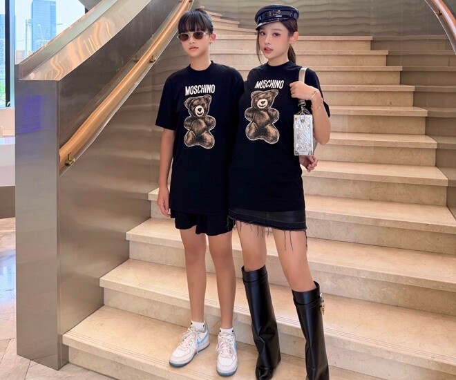 Huyền Baby và con gái Củ Cải mặc đồ đôi, đều tỏa ra khí chất sang chảnh.