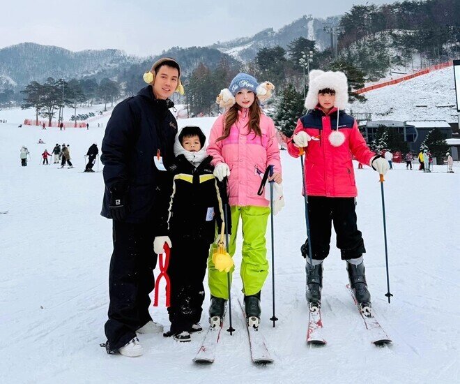 Gia đình nữ ca sĩ thường xuyên đi du lịch nước ngoài.