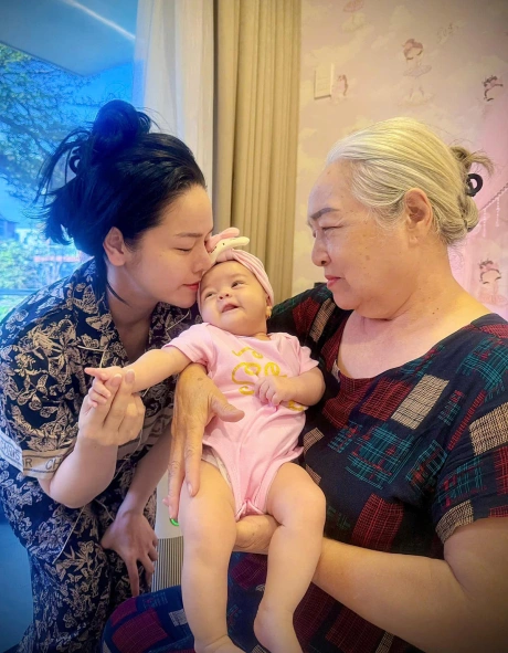 Nhật Kim Anh hạnh phúc khi làm mẹ ở tuổi 40.