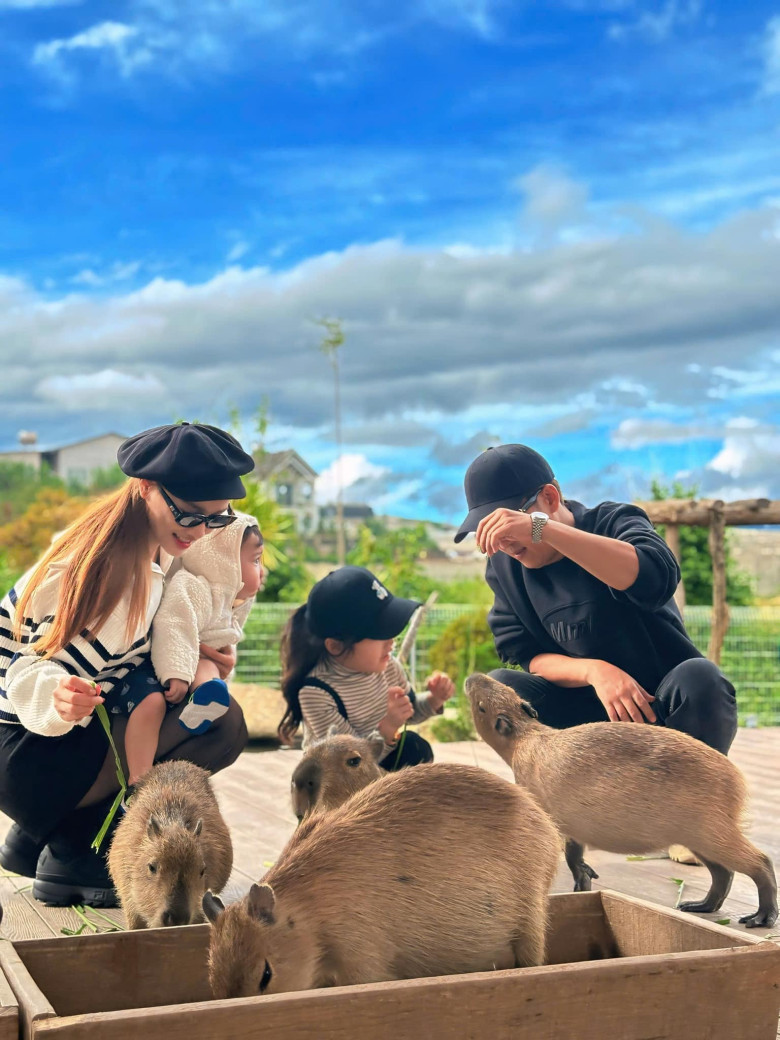 Vợ chồng Nhã Phương - Trường Giang đưa 2 con đi du lịch.