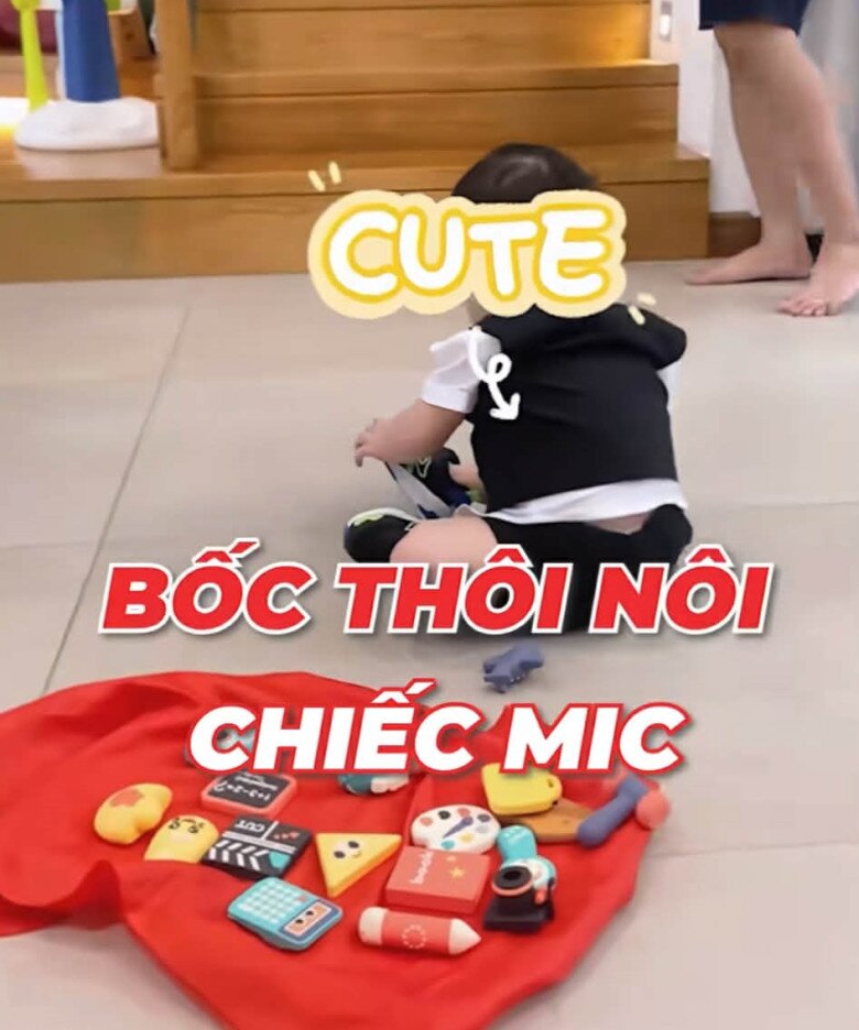 Cậu bé chọn chiếc micro trong tiệc thôi nôi.