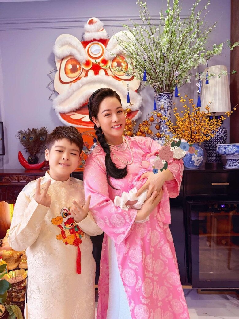 Con trai của nữ diễn viên rất cưng chiều em gái chung nửa huyết thống.