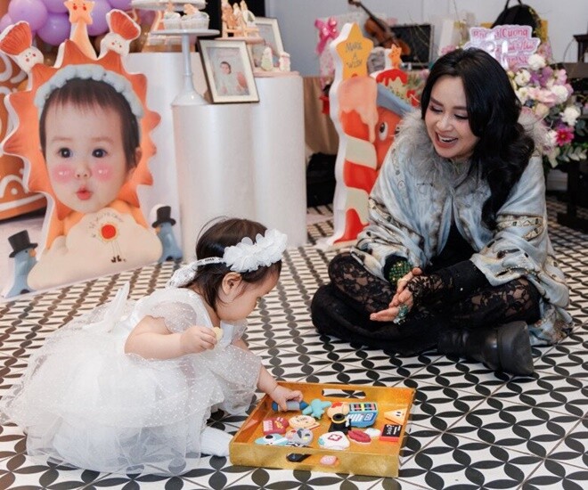 Cháu ngoại của NSND Thanh Lam bốc chiếc micro trong tiệc thôi nôi.