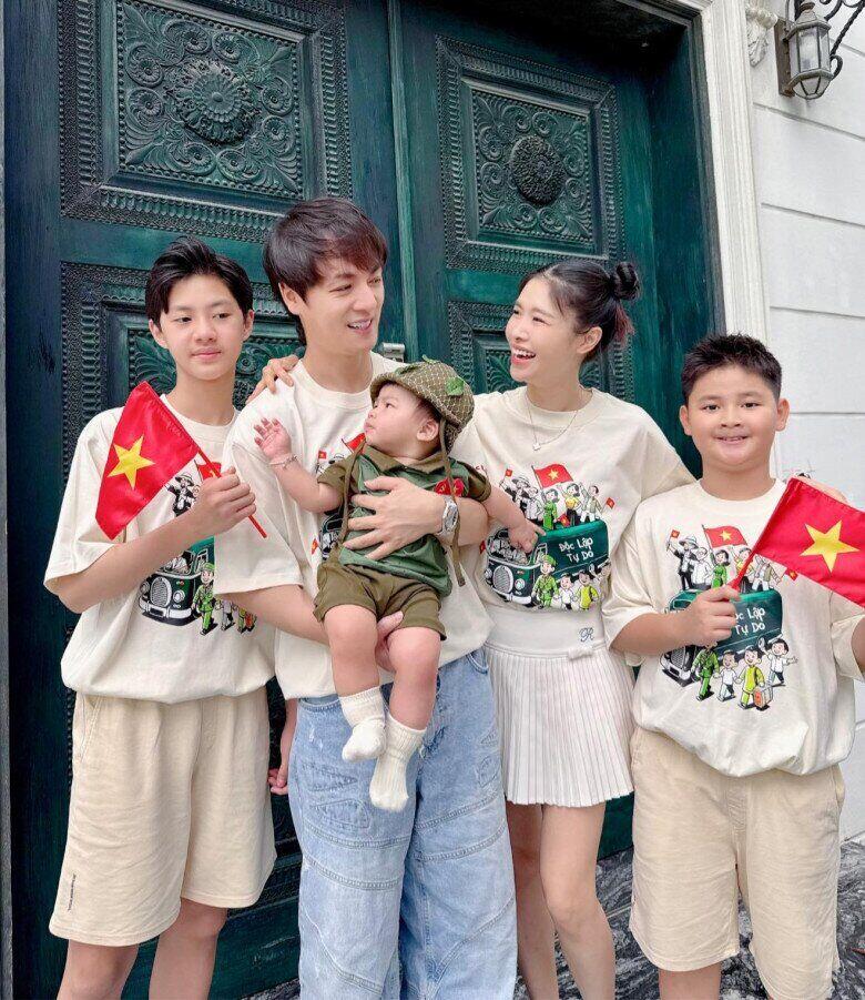 Gia đình Đăng Khôi có 3 quý tử điển trai.