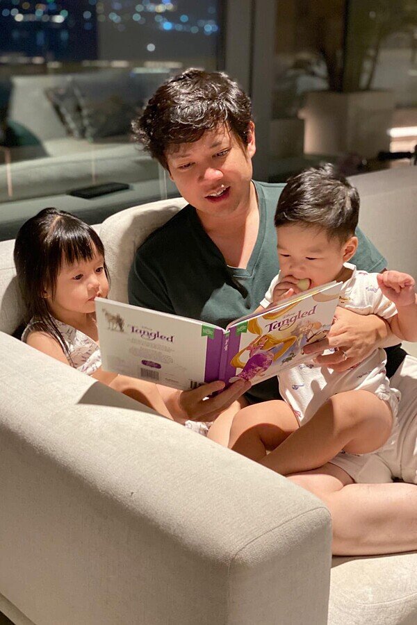 Cậu được nhận xét là có ngoại hình giống bố.