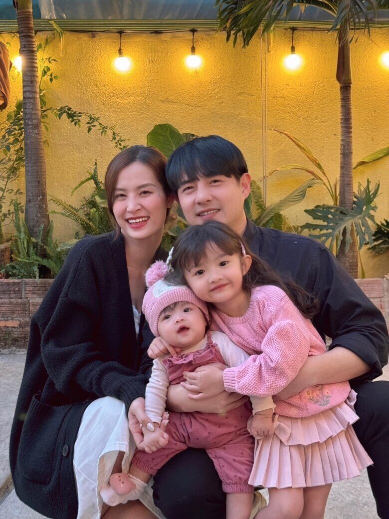 Cặp đôi cùng 2 con là gia đình được nhiều người ngưỡng mộ.