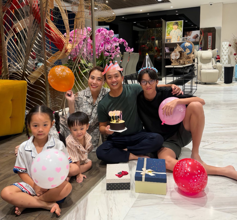 Nam doanh nhân thường chia sẻ những khoảnh khắc hạnh phúc bên 3 con.