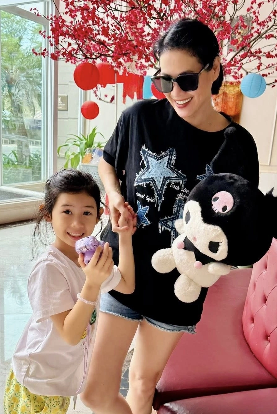 Con gái không thích Thân Thúy Hà đóng cảnh tình cảm.