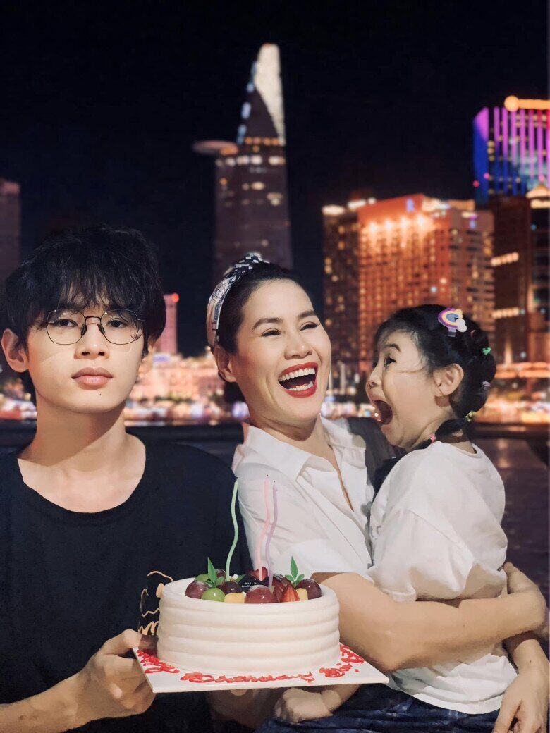 Thân Thúy Hà hiện đang làm mẹ đơn thân của 2 con.