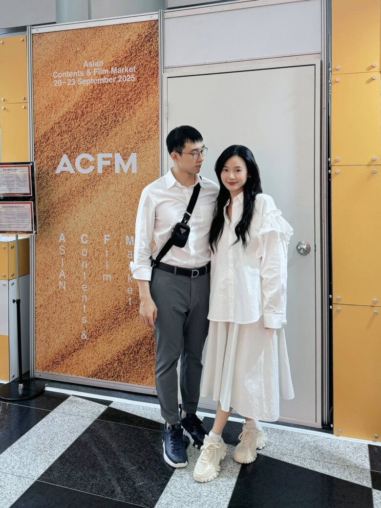 Minh Đạt luôn nhìn vợ bằng ánh mắt đắm đuối, tình tứ.