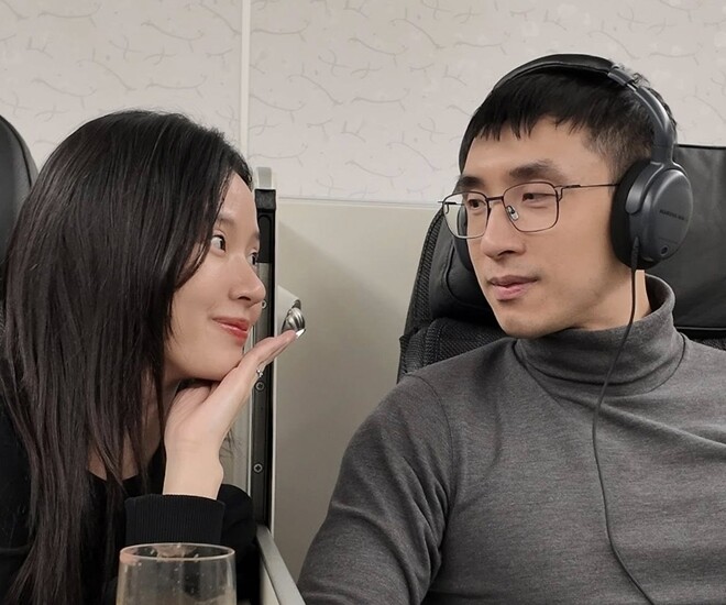 Minh Đạt luôn nhìn Midu bằng ánh mắt tình tứ.