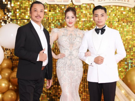 Khánh Thi khiêu vũ ăn ý cùng Chí Anh trên sân khấu, Phan Hiển được khen bởi hành động "đón về" tinh tế