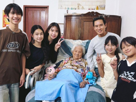 Lý Hải - Minh Hà đưa 4 con về thăm mẹ ruột gần 100 tuổi ngày cận Tết, quây quần bên bữa ăn gia đình giản dị