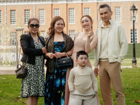 Mẹ vợ Chi Bảo gây ngỡ ngàng với nhan sắc tuổi mới, con gái nhắn nhủ mong mẹ sớm về Việt Nam