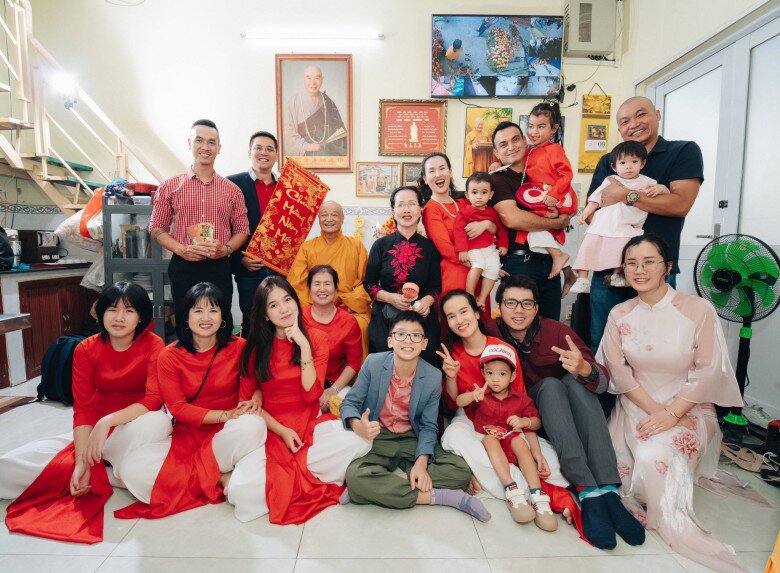 Các thành viên trong nhà gặp áo dài đỏ, quây quần bên nhau trong ngày Tết.