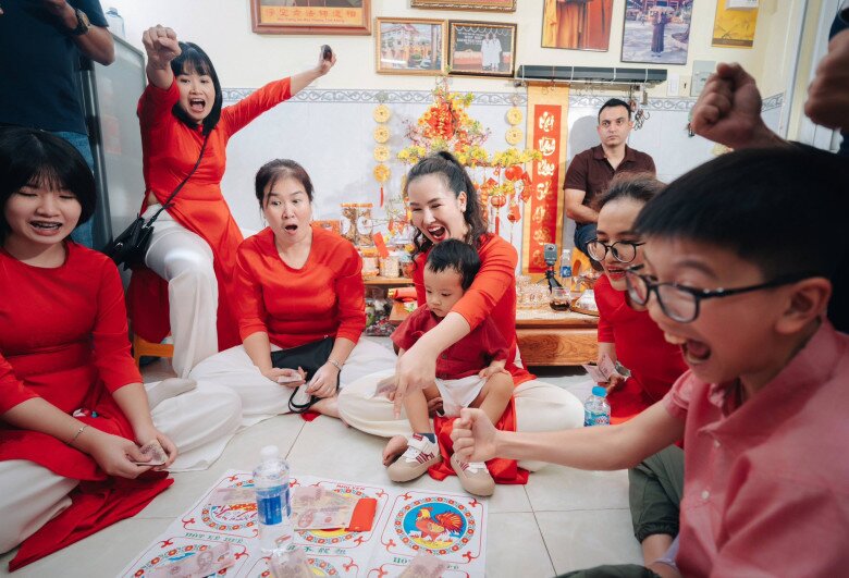 Võ Hạ Trâm vui vẻ tham gia các trò chơi ngày Tết trong khi ông xã ngồi im ở một góc.