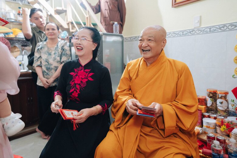 Bố mẹ Võ Hạ Trâm phát lì xì cho các cháu.